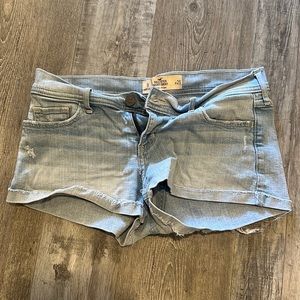 Low rise short shorts millennial vibes